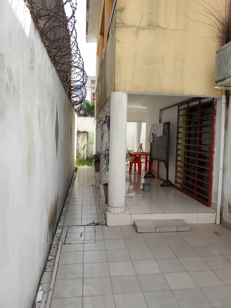 Vente d'une Maison / Villa : Abidjan-Cocody-Riviera (COCODY RIVIERA 3)