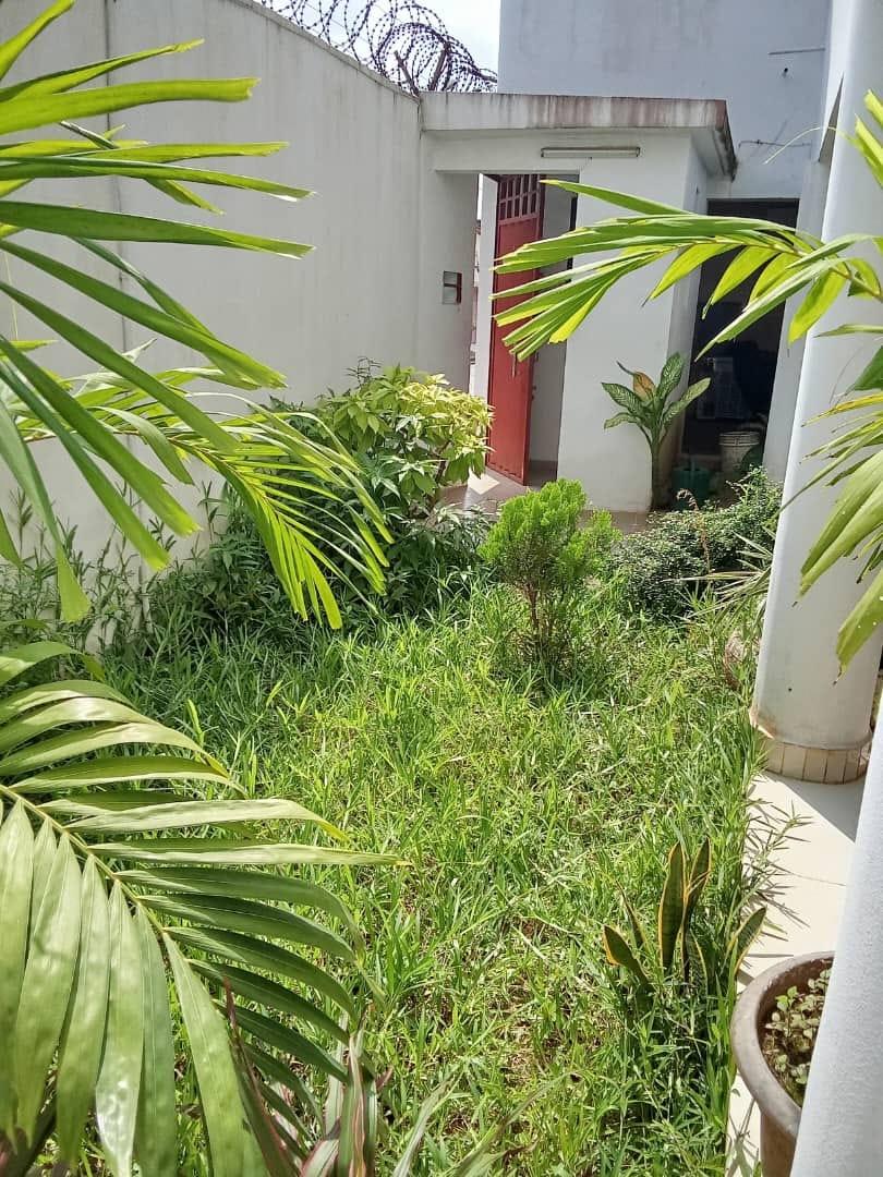 Vente d'une Maison / Villa de 7 pièce(s) à 210.000.000 FCFA : Abidjan-Cocody-Riviera (COCODY RIVIERA 3)