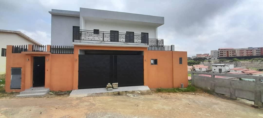 Vente d'une Maison / Villa de 5 pièce(s) à 220.000.000 FCFA : Abidjan-Cocody-Riviera (COCODY RIVIERA ABATTA)