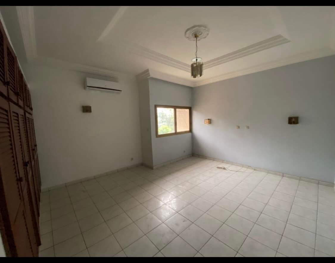 Vente d'une Maison / Villa de 13 pièce(s) à 3.500.000.000 FCFA : Abidjan-Cocody-Riviera (Rivera 4)