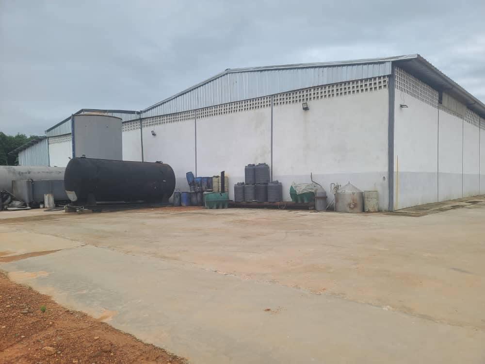 Vente d'un Atelier / Magasin à 2.500.000.000 FCFA  : Abidjan-Yopougon (A Bago au km 44 )