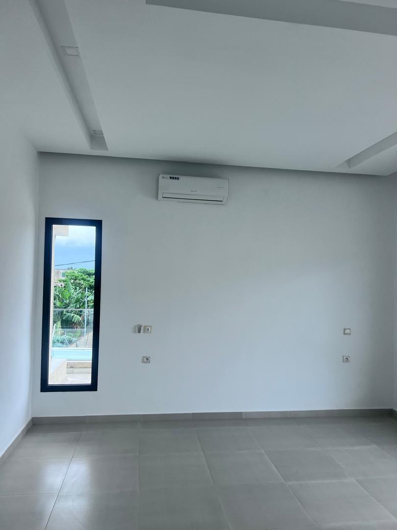 Location d'une Maison / Villa de 6 pièce(s) à 3.500.000 FCFA : Abidjan-Cocody-Riviera (RIVIERA 4 MBADON)