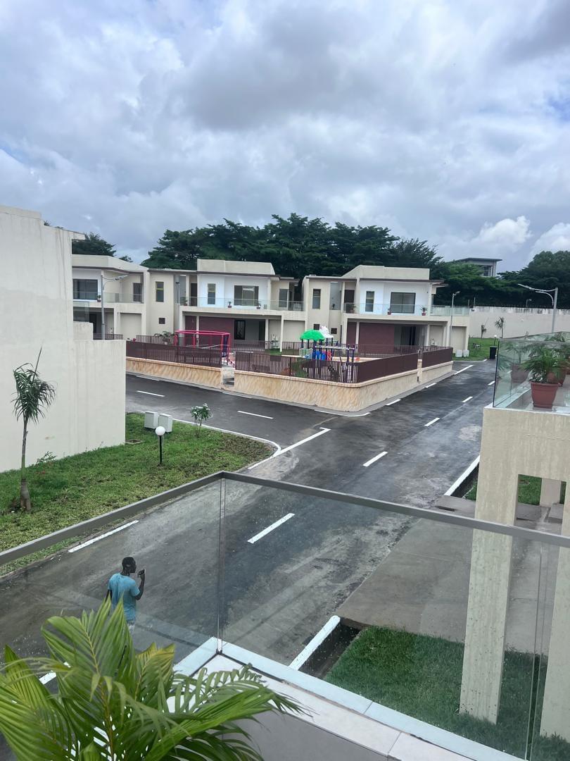 Location d'une Maison / Villa de 6 pièce(s) à 3.500.000 FCFA : Abidjan-Cocody-Riviera (RIVIERA 4 MBADON)