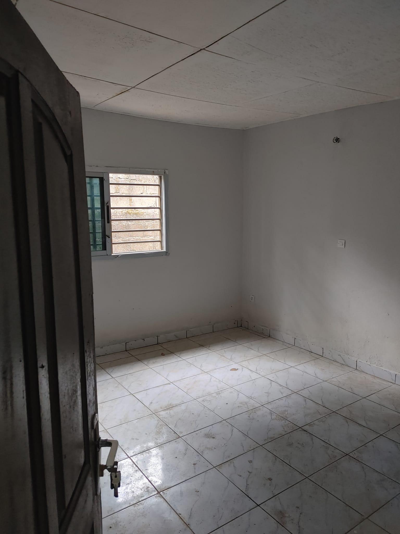 Location d'une Maison / Villa de 4 pièce(s) à 150.000 FCFA : Abidjan-Port-Bouet (PORT BOUET GONZAGUE CARREFOUR MOTARD)