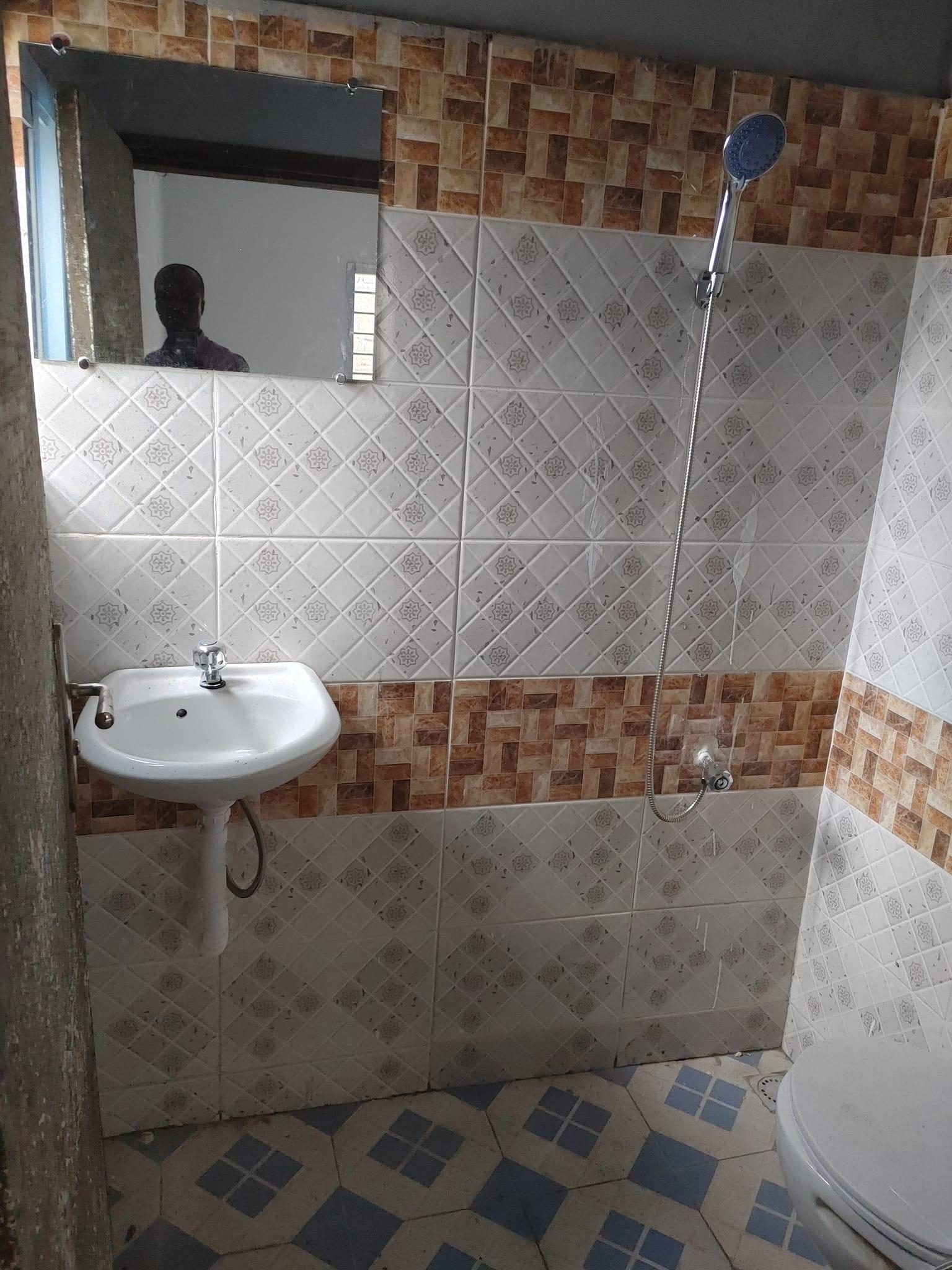 Location d'une Maison / Villa de 4 pièce(s) à 150.000 FCFA : Abidjan-Port-Bouet (PORT BOUET GONZAGUE CARREFOUR MOTARD)