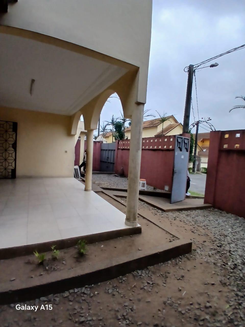 Location d'une Maison / Villa de 6 pièce(s) à 1.000.000 FCFA : Abidjan-Cocody-Angré (8e tranche )