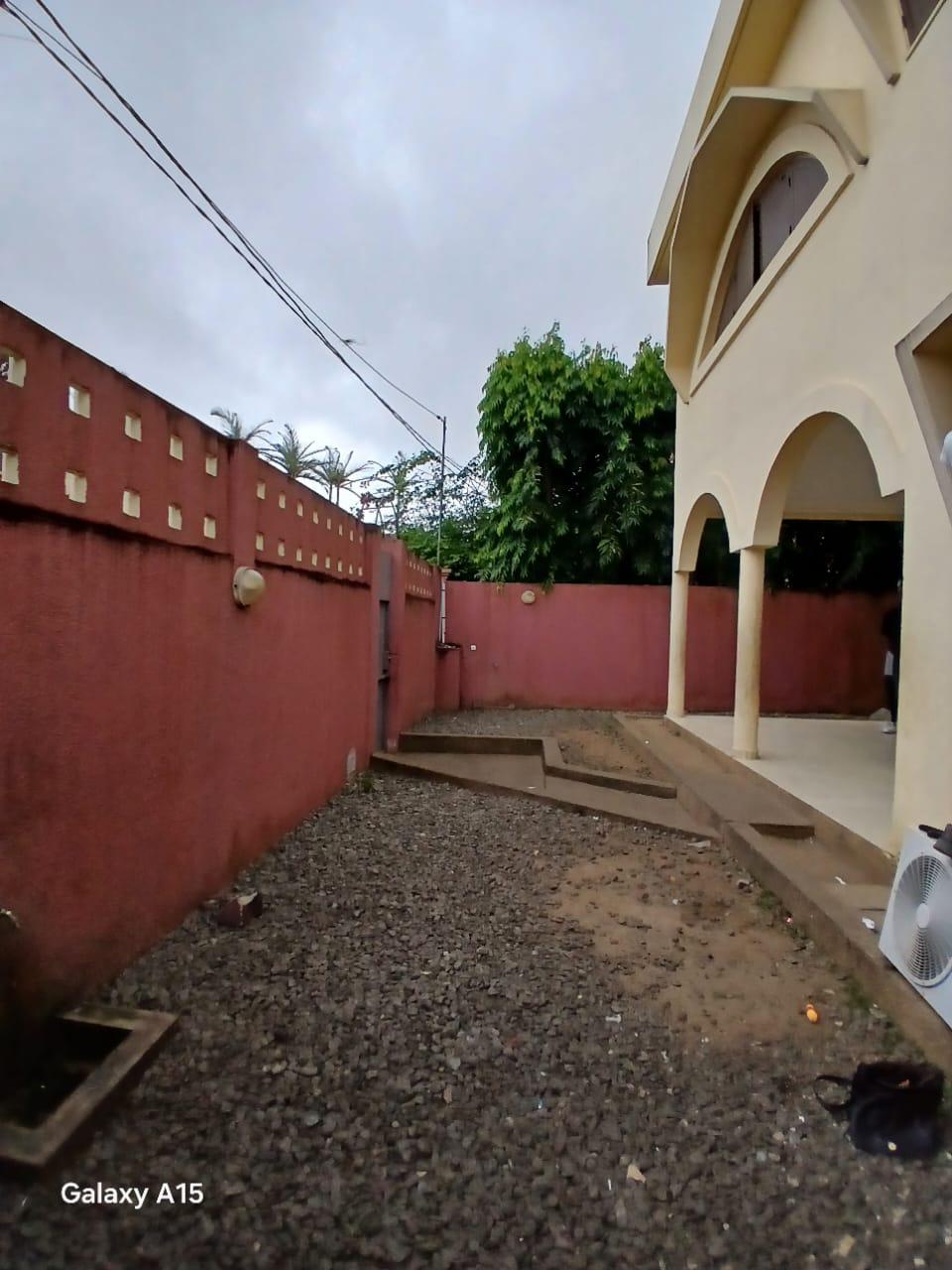 Location d'une Maison / Villa de 6 pièce(s) à 1.000.000 FCFA : Abidjan-Cocody-Angré (8e tranche )