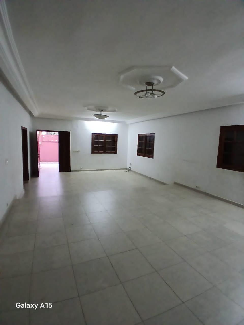 Location d'une Maison / Villa de 6 pièce(s) à 1.000.000 FCFA : Abidjan-Cocody-Angré (8e tranche )