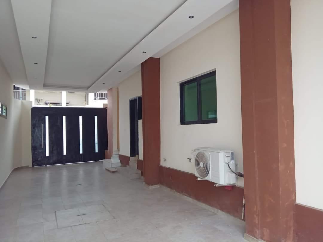 Location d'une Maison / Villa de 5 pièce(s) à 600.000 FCFA : Bingerville-Bingerville (BINGERVILLE AVANT LA CITE MARINA)