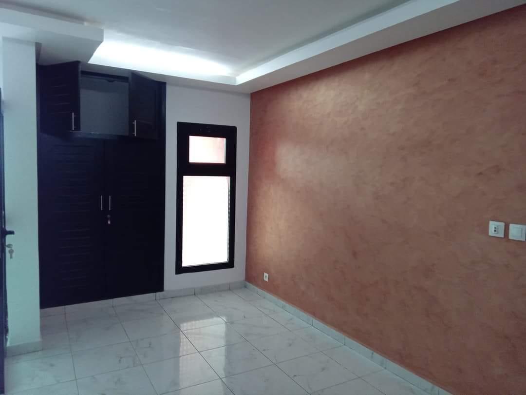 Location d'une Maison / Villa de 5 pièce(s) à 600.000 FCFA : Bingerville-Bingerville (BINGERVILLE AVANT LA CITE MARINA)