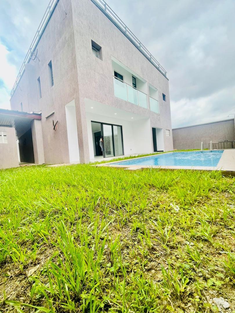 Location d'une Maison / Villa de 6 pièce(s) à 1.500.000 FCFA : Abidjan-Cocody-Angré (Chu )