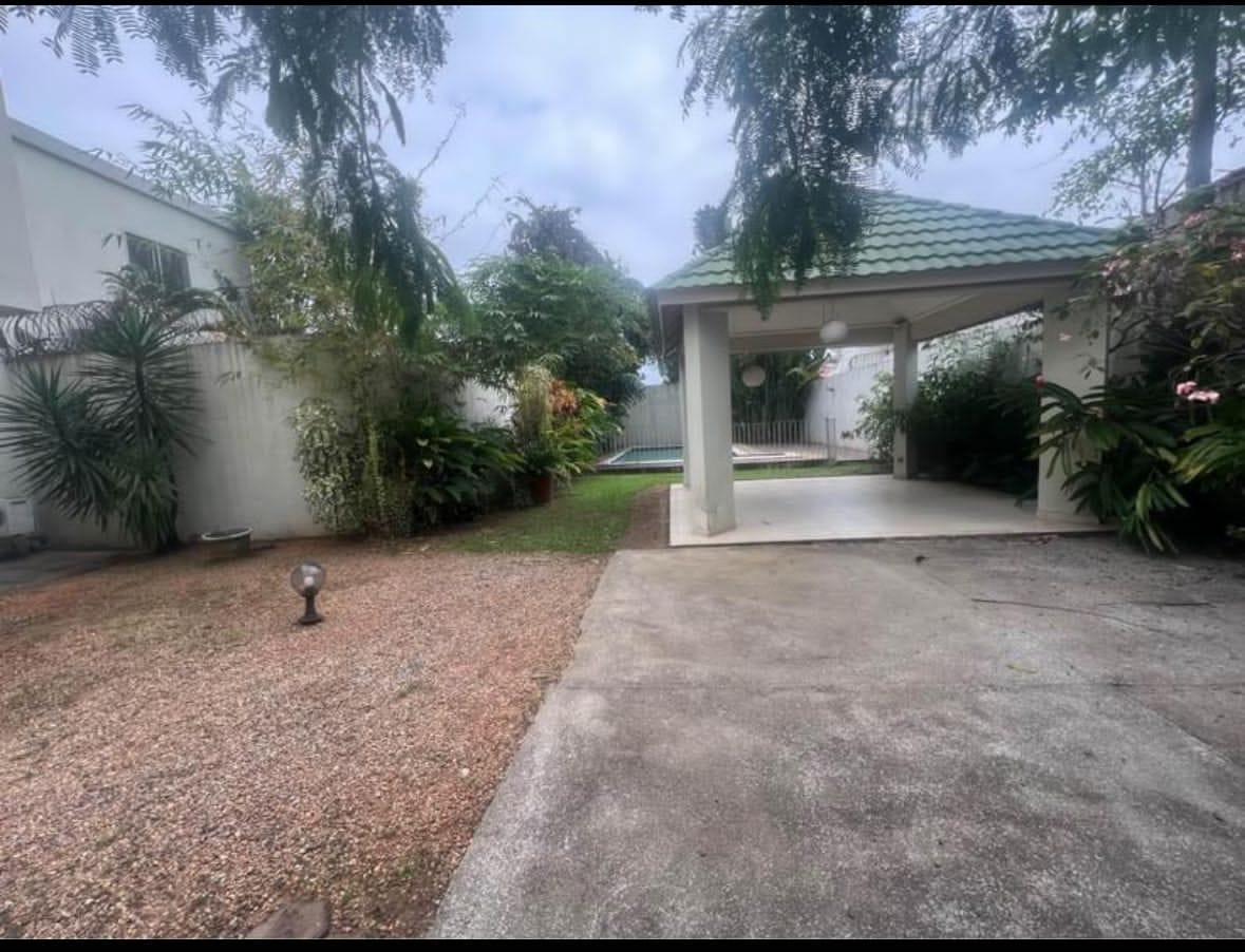 Location d'une Maison / Villa de 5 pièce(s) à 2.200.000 FCFA : Abidjan-Cocody-Riviera (COCODY RIVIERA 3)