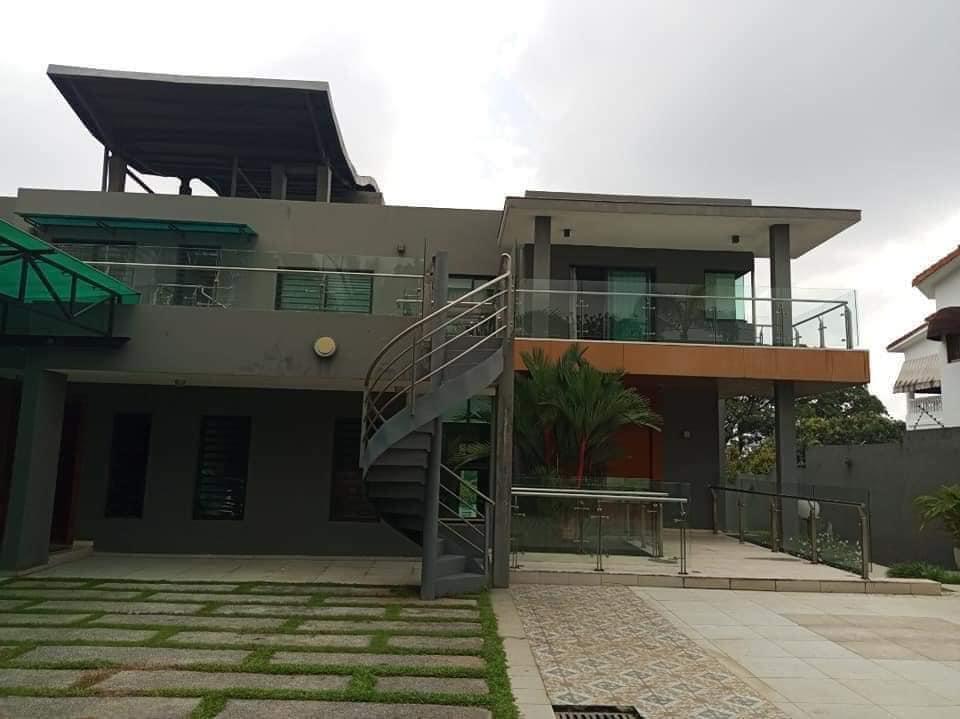 Vente d'une Maison / Villa de 17 pièce(s) à 2.000.000.000 FCFA : Abidjan-Cocody-2 Plateaux (Cocody vallon )