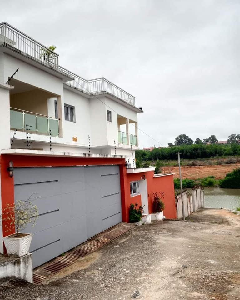 Vente d'une Maison / Villa de 10 pièce(s) à 250.000.000 FCFA : Abidjan-Cocody-Riviera (Abatta )