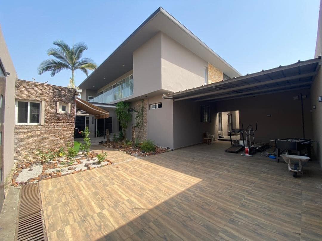 Vente d'une Maison / Villa de 10 pièce(s) à 2.000.000.000 FCFA : Abidjan-Cocody-Riviera (Rivera golf 4)