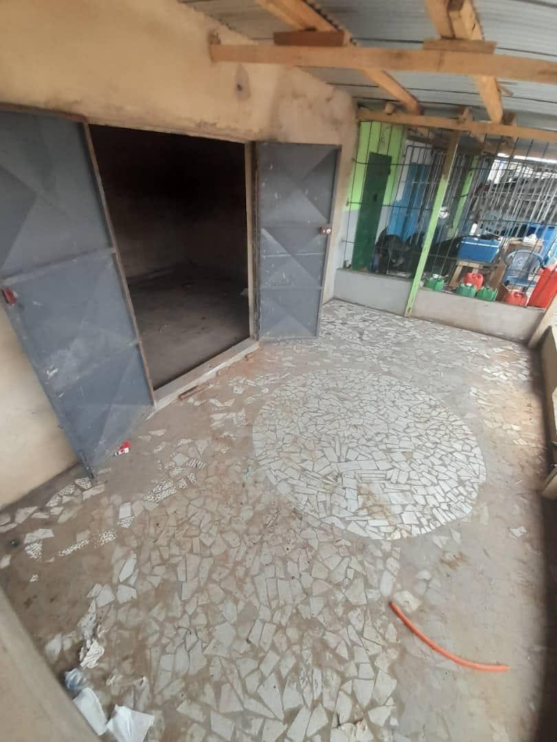 Location d'un Atelier / Magasin à 150.000 FCFA  : Abidjan-Cocody-Angré (ANGRE DJOROBITE 1)