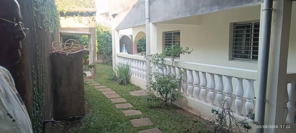 Vente d'une Maison / Villa de 5 pièce(s) à 800.000.000 FCFA : Abidjan-Cocody-Riviera (COCODY RIVIERA GOLF 2)