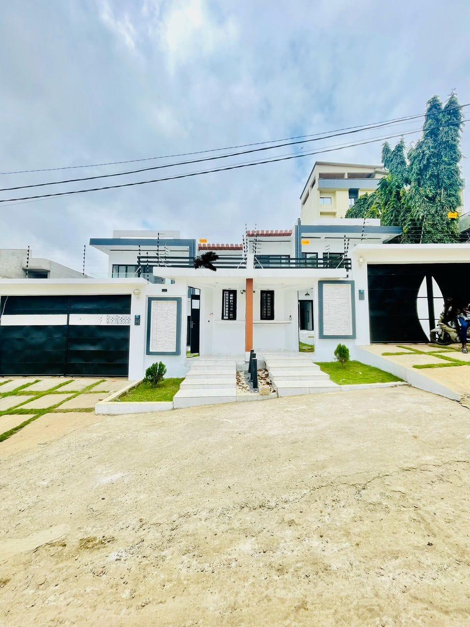 Vente d'une Maison / Villa de 7 pièce(s) à 170.000.000 FCFA : Abidjan-Cocody-Riviera (COCODY ANGRE SAINT VIATEUR)