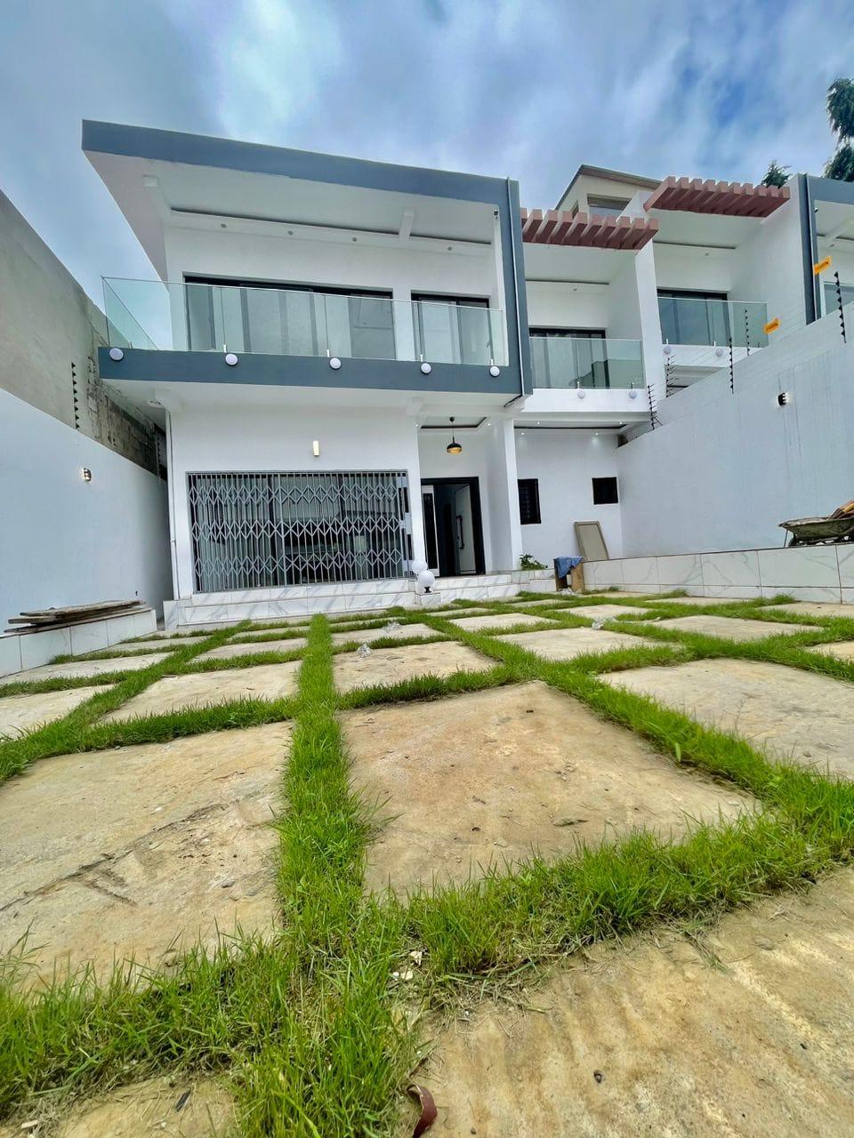 Vente d'une Maison / Villa de 7 pièce(s) à 170.000.000 FCFA : Abidjan-Cocody-Riviera (COCODY ANGRE SAINT VIATEUR)