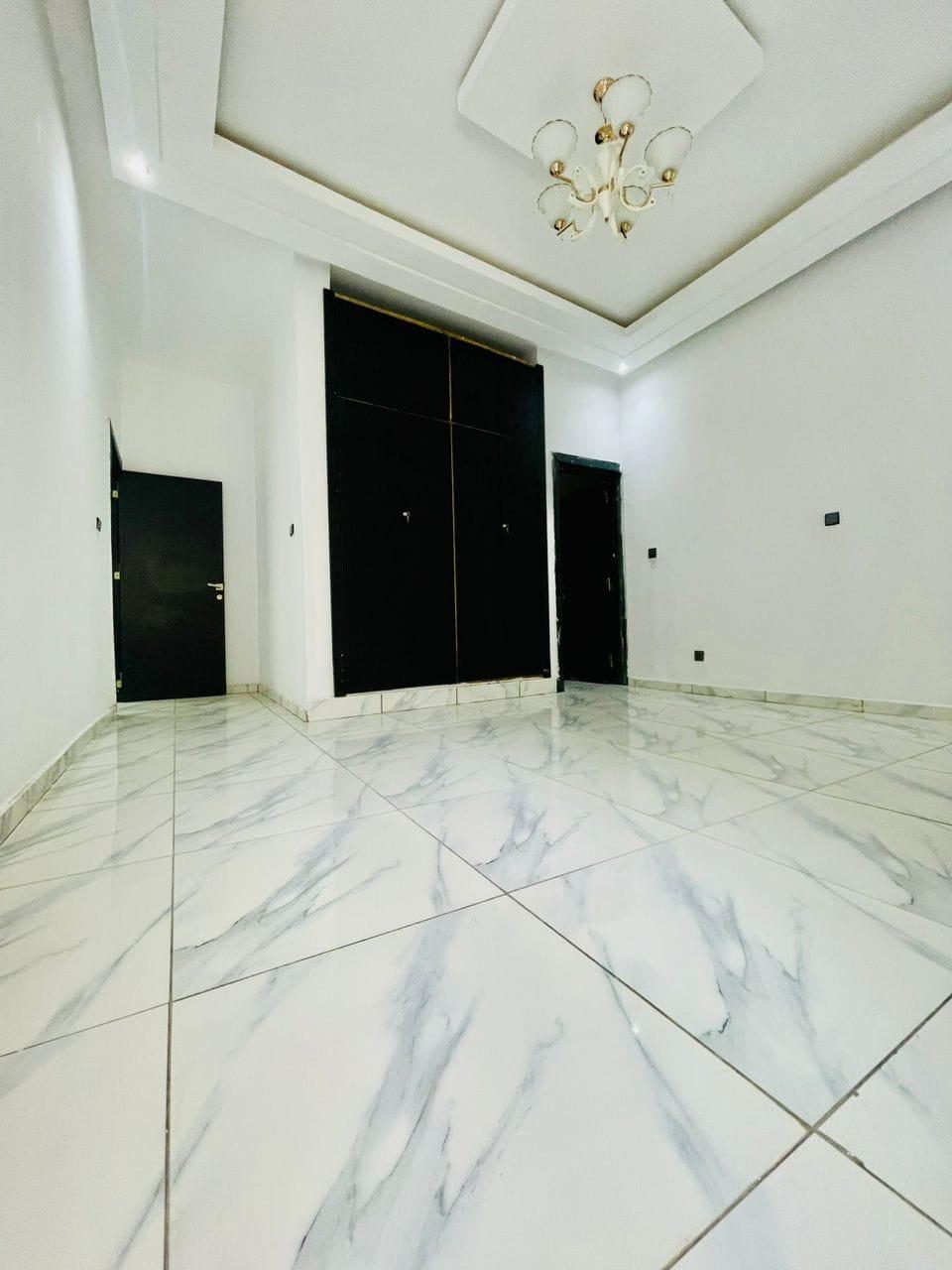 Vente d'une Maison / Villa de 7 pièce(s) à 170.000.000 FCFA : Abidjan-Cocody-Riviera (COCODY ANGRE SAINT VIATEUR)