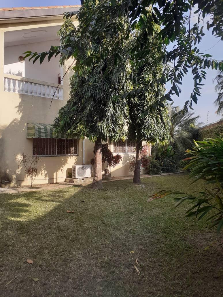 Vente d'une Maison / Villa de 10 pièce(s) à 450 FCFA : Abidjan-Cocody-Riviera (Riviera 3)