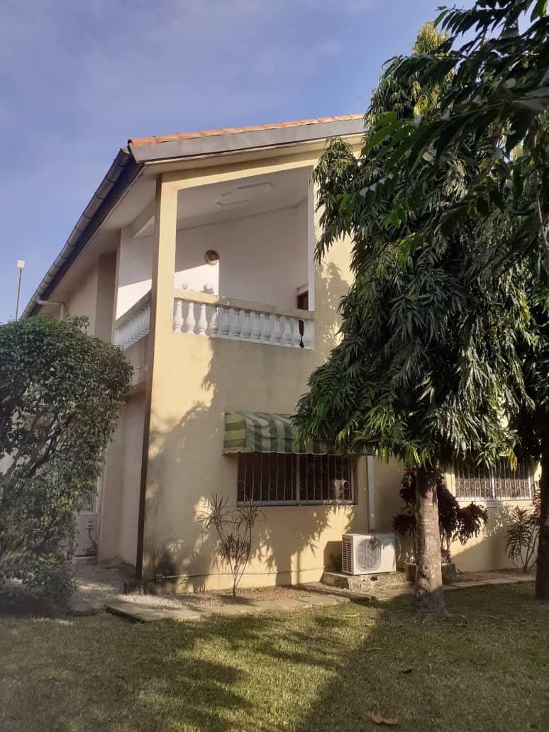 Vente d'une Maison / Villa de 10 pièce(s) à 450 FCFA : Abidjan-Cocody-Riviera (Riviera 3)