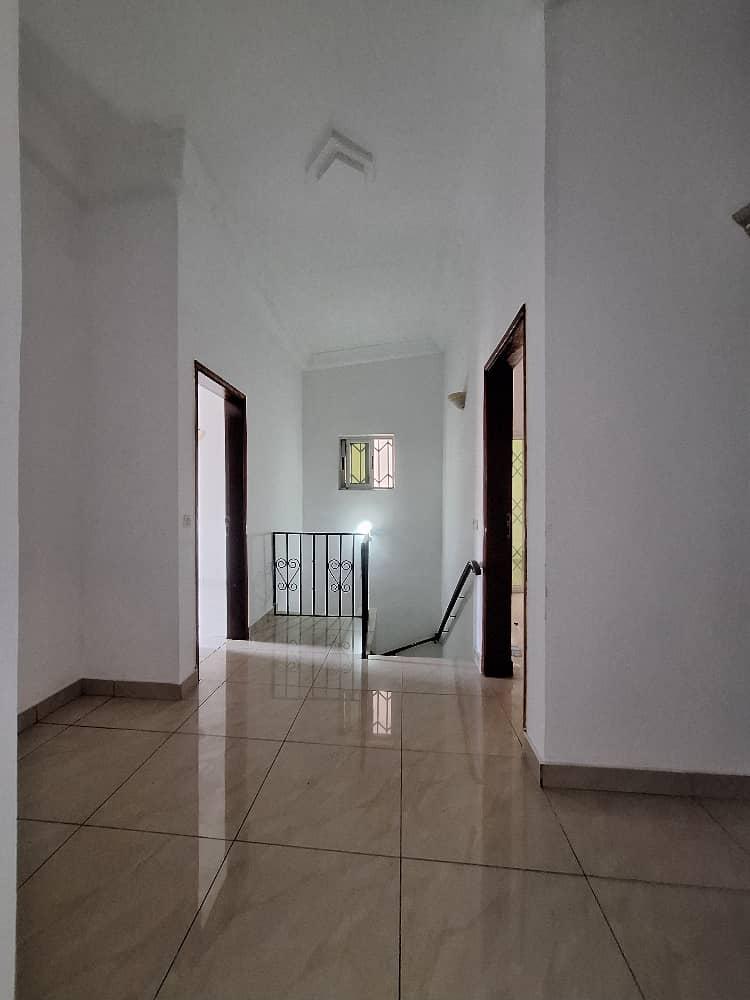 Vente d'une Maison / Villa de 8 pièce(s) à 170.000.000 FCFA : Abidjan-Cocody-Angré (Château )