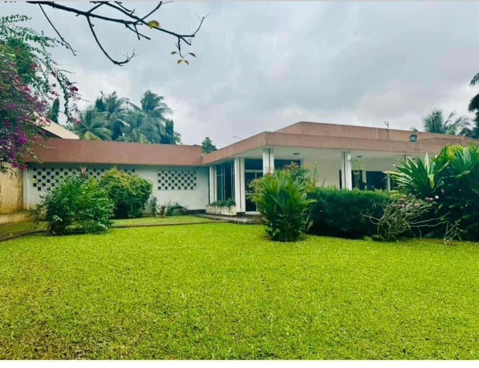 Location d'une Maison / Villa de 15 pièce(s) à 3.500.000.000 FCFA : Abidjan-Cocody-2 Plateaux (ENA )