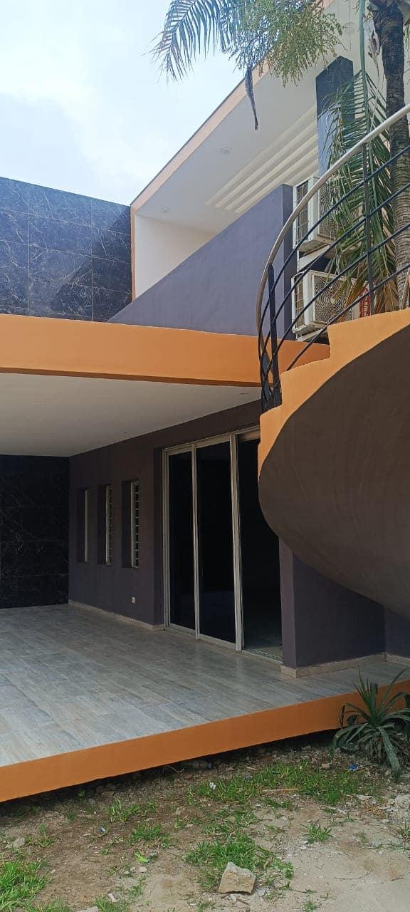 Location d'une Maison / Villa de 7 pièce(s) à 3.000.000 FCFA : Abidjan-Cocody-Riviera (COCODY RIVIERA ATTOBAN)