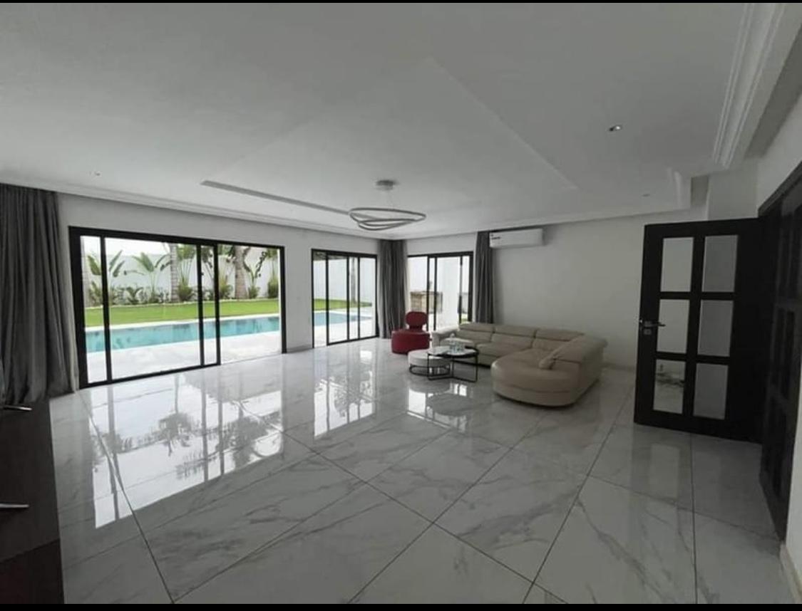 Vente d'une Maison / Villa de 9 pièce(s) à 900.000.000 FCFA : Abidjan-Cocody-Angré (Angre chu y4 )