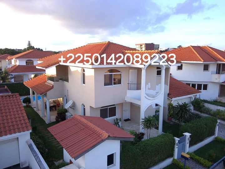 Vente d'une Maison / Villa : Abidjan-Cocody-Riviera (Riviera abatta )