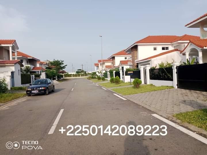 Vente d'une Maison / Villa de 6 pièce(s) à 450.000.000 FCFA : Abidjan-Cocody-Riviera (Riviera abatta )