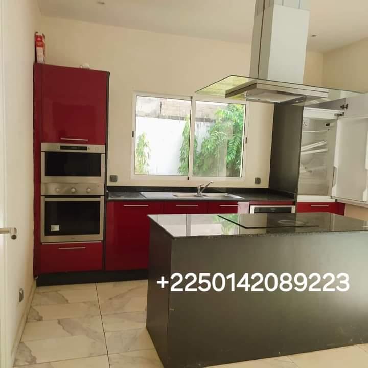 Vente d'une Maison / Villa de 6 pièce(s) à 450.000.000 FCFA : Abidjan-Cocody-Riviera (Riviera abatta )