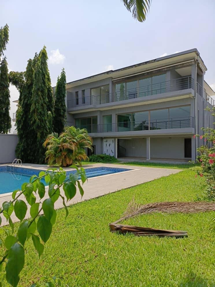 Location d'une Maison / Villa de 7 pièce(s) à 4.000.000 FCFA : Abidjan-Cocody-Riviera (Rivera 4 )