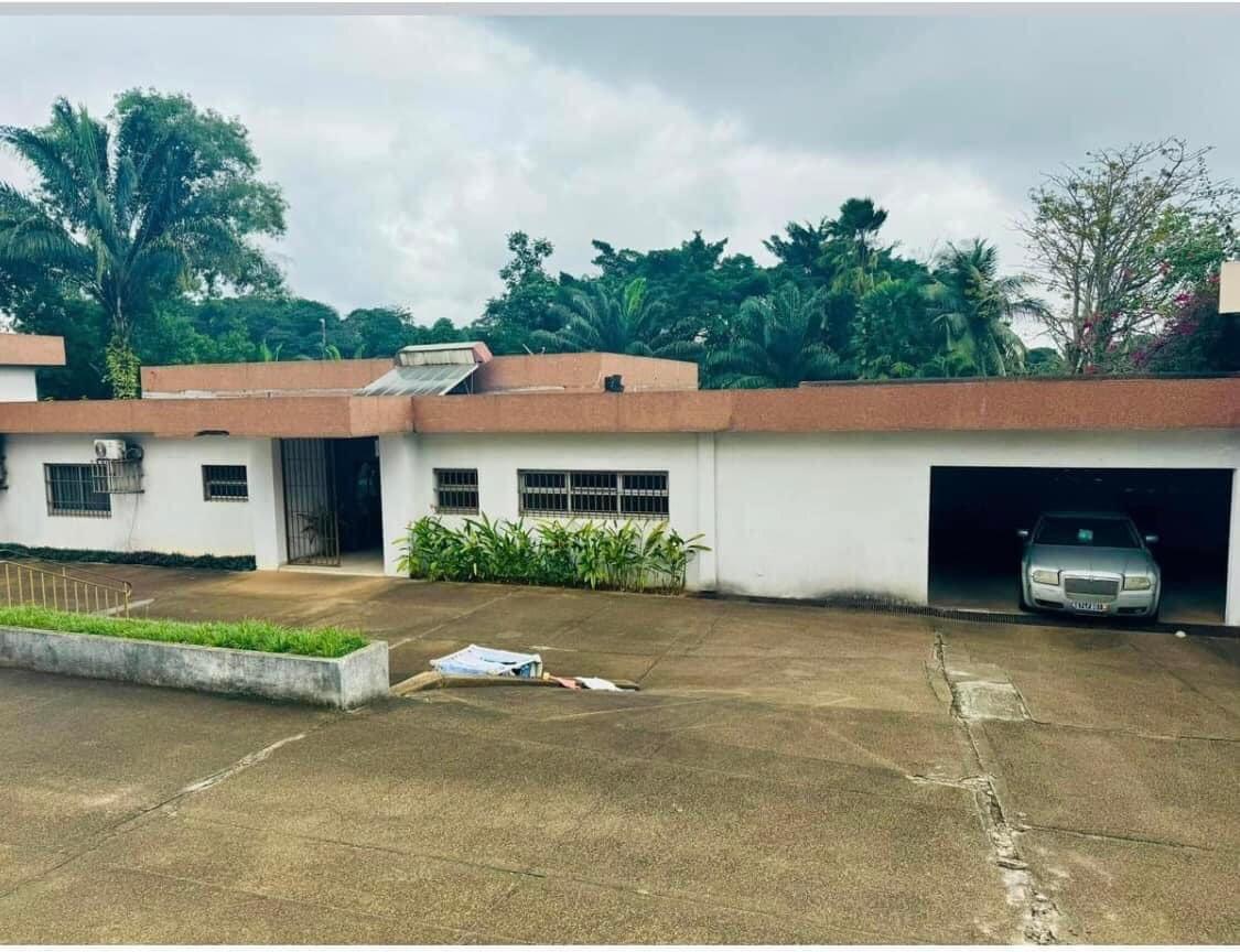 Vente d'une Maison / Villa de 6 pièce(s) à 3.500.000.000 FCFA : Abidjan-Cocody-2 Plateaux (Cocody ENA )