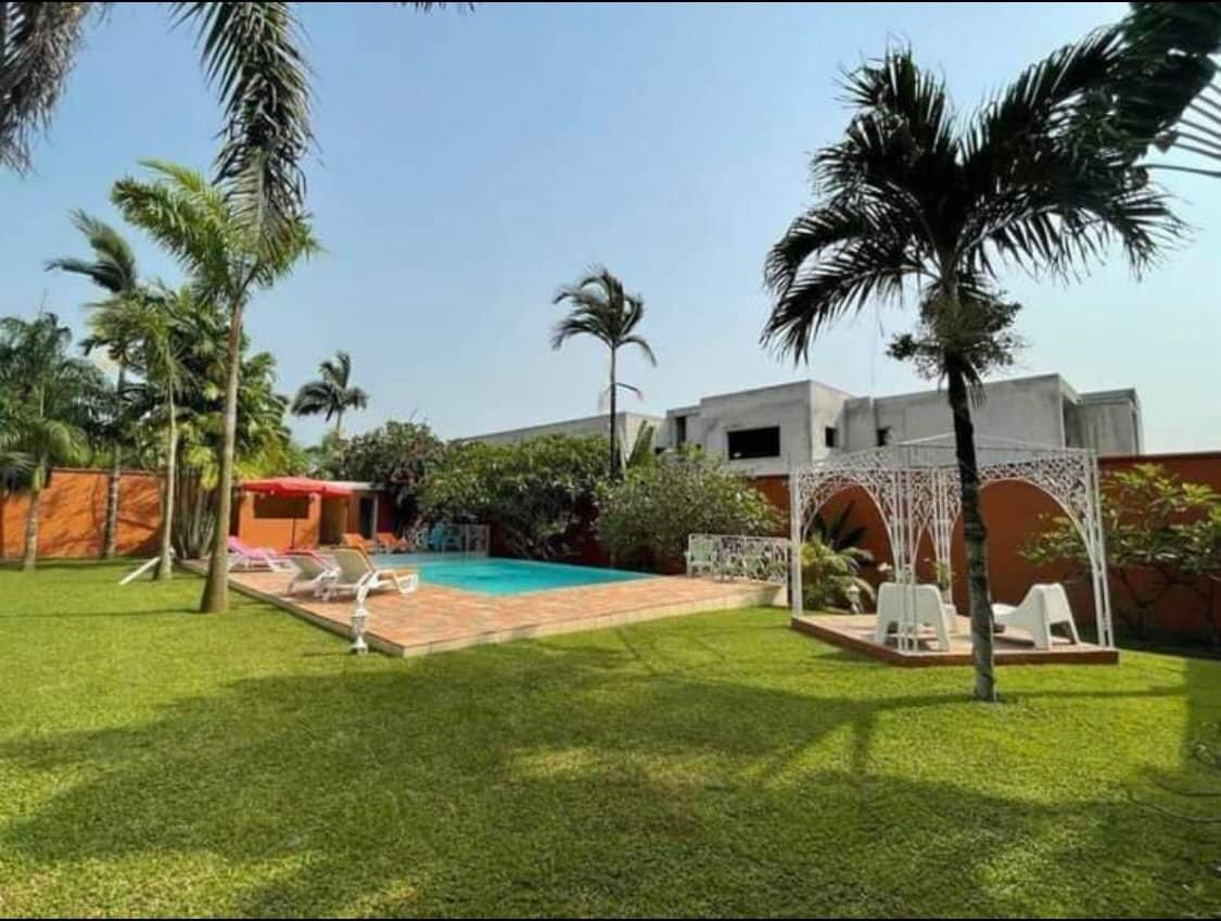 Vente d'une Maison / Villa de 8 pièce(s) à 1.800.000.000 FCFA : Abidjan-Cocody-Riviera (Rivera golf 4 )