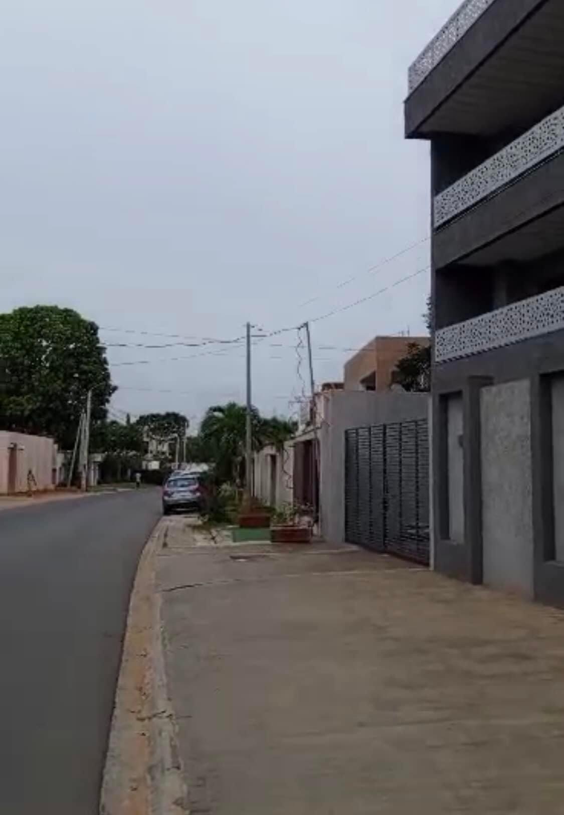 Vente d'un Immeuble à 3.000.000.000 FCFA  : Abidjan-Cocody-2 Plateaux (Cocody vallon )