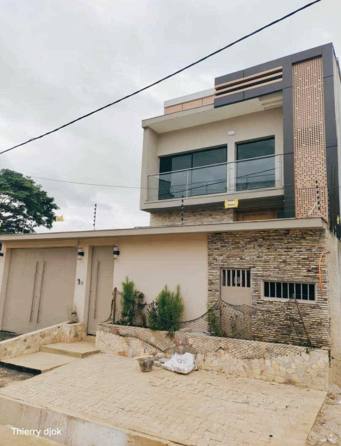 Vente d'une Maison / Villa de 7 pièce(s) à 350.000.000 FCFA : Abidjan-Cocody-Riviera (Rivera abatta )