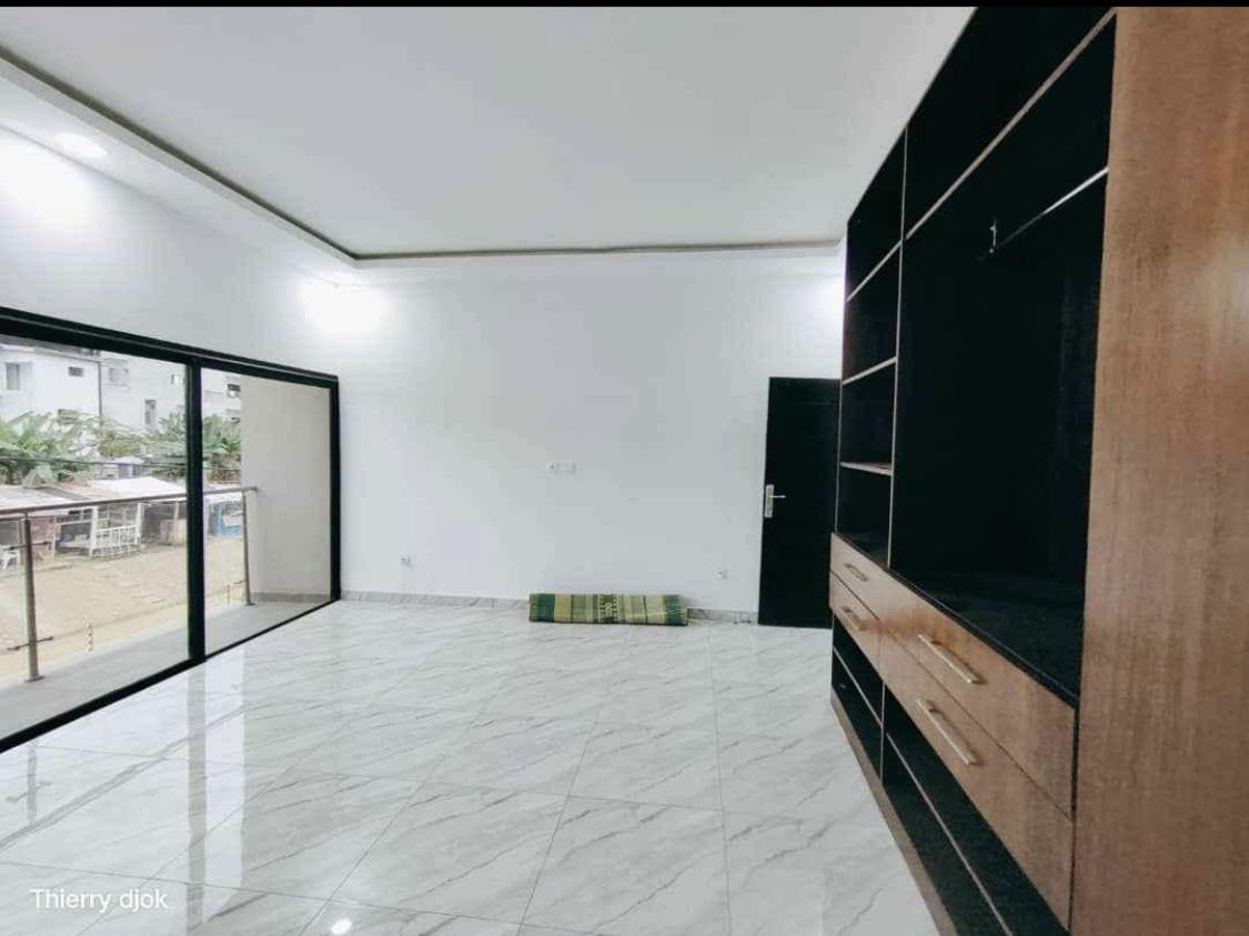 Vente d'une Maison / Villa de 7 pièce(s) à 350.000.000 FCFA : Abidjan-Cocody-Riviera (Rivera abatta )