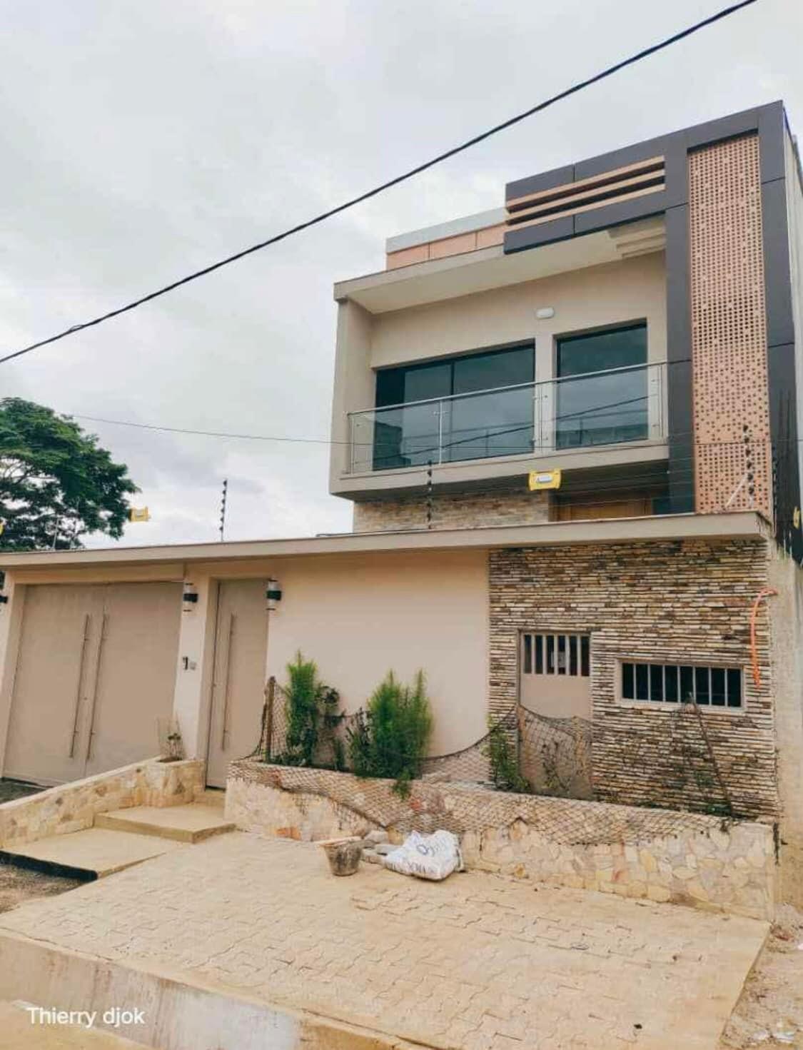 Vente d'une Maison / Villa de 6 pièce(s) à 350.000.000 FCFA : Abidjan-Cocody-Riviera (Rivera abatta )