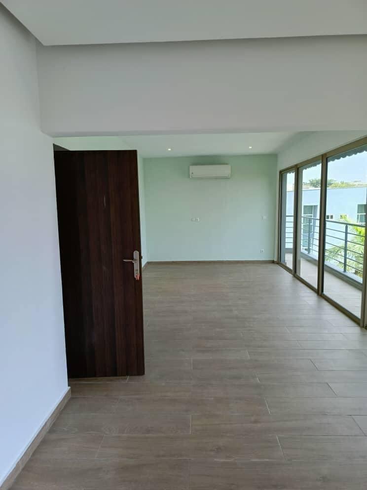 Location d'une Maison / Villa de 7 pièce(s) à 4.000.000 FCFA : Abidjan-Cocody-Riviera (Rivera golf )