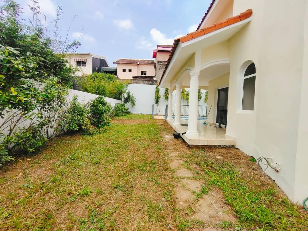 Vente d'une Maison / Villa de 6 pièce(s) à 450.000.000 FCFA : Abidjan-Cocody-Riviera (RIVIERA 5 ABATTA)