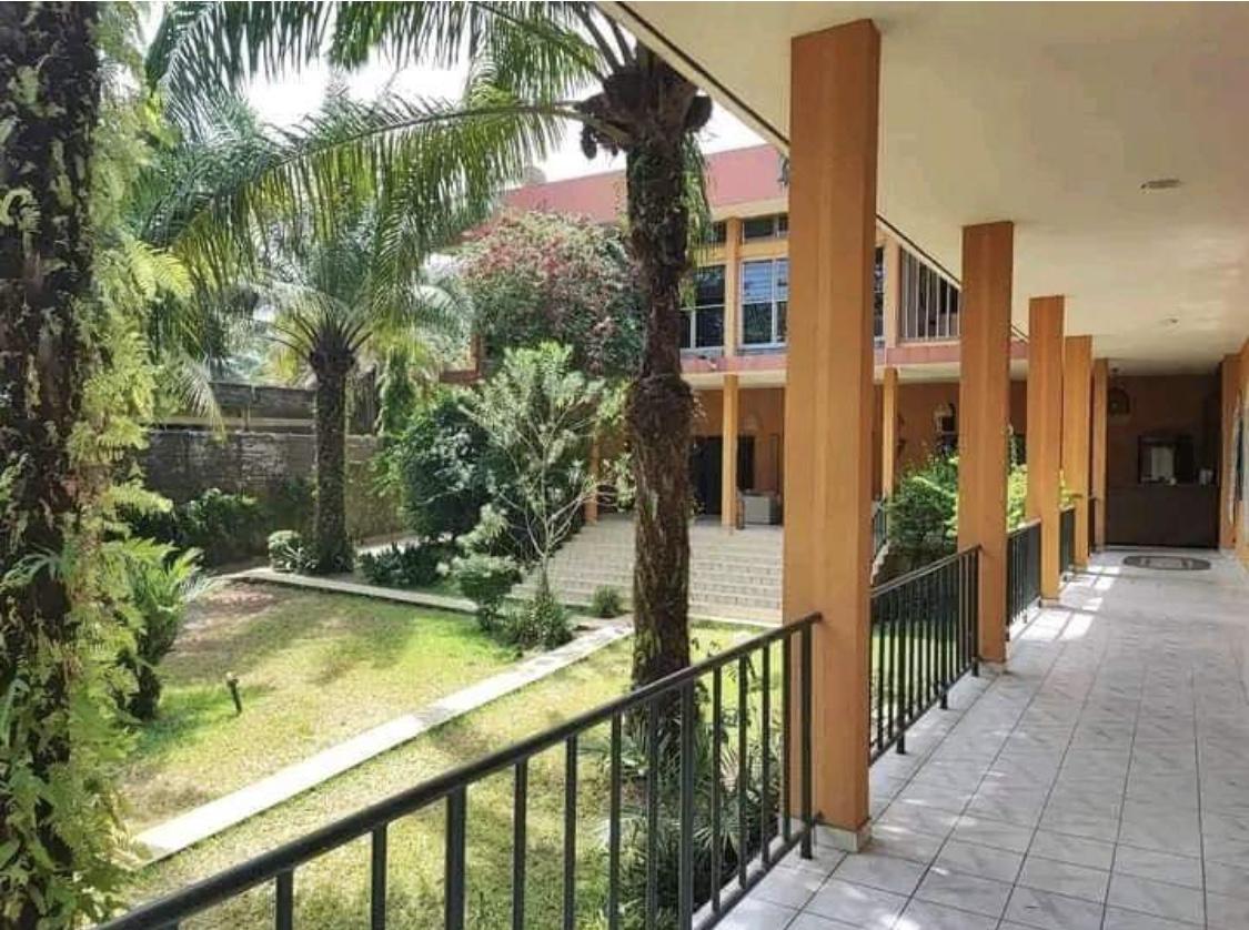 Vente d'une Maison / Villa de 14 pièce(s) à 1.700.000.000 FCFA : Abidjan-Cocody-2 Plateaux (Angre 7 )