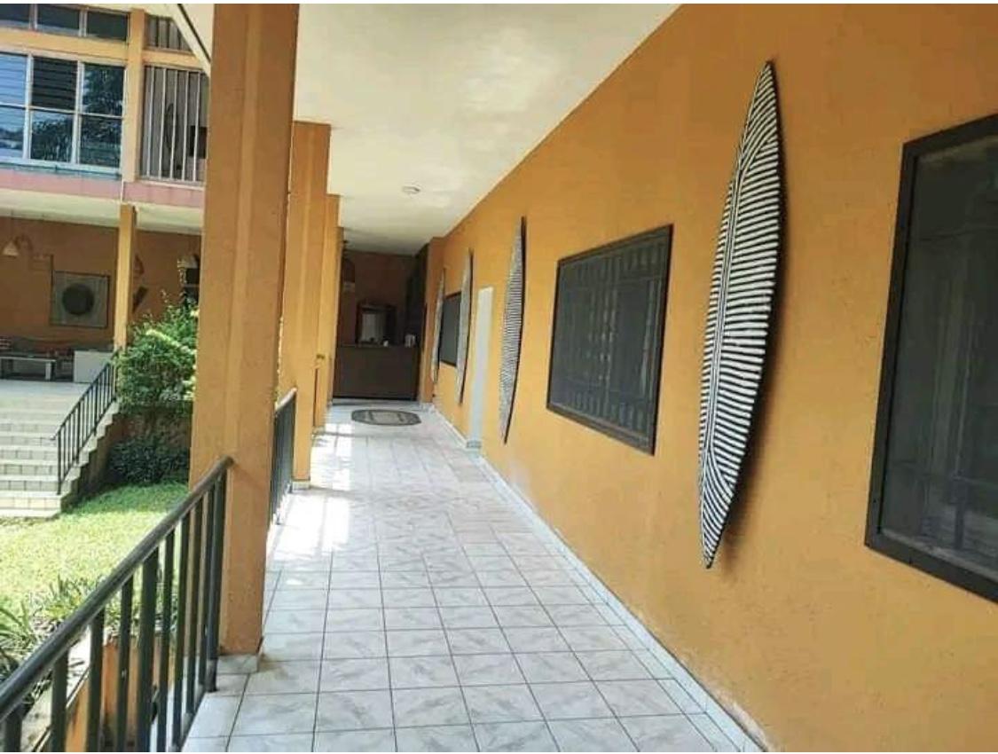 Vente d'une Maison / Villa de 14 pièce(s) à 1.700.000.000 FCFA : Abidjan-Cocody-2 Plateaux (Angre 7 )