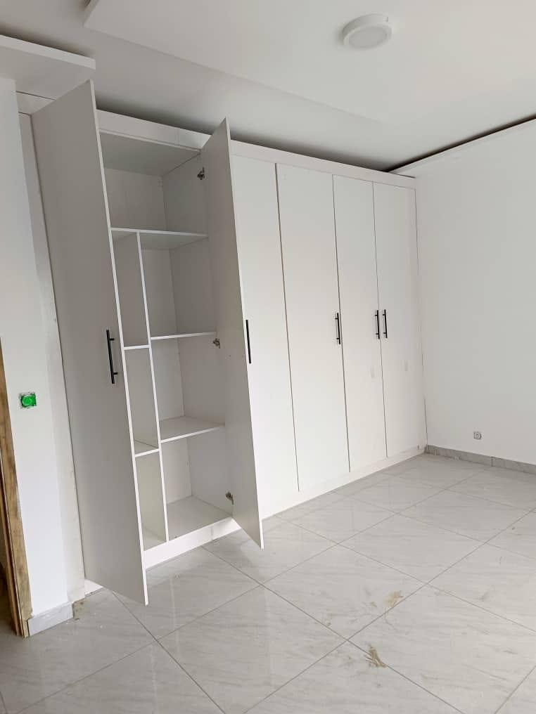 Location d'un Appartement de 4 pièce(s) à 300.000 FCFA : Grand-Bassam-Grand-Bassam (ROUTE DE BASSAM DANS LA CITE ITALIA)