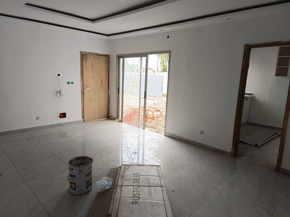 Location d'un Appartement de 4 pièce(s) à 300.000 FCFA : Grand-Bassam-Grand-Bassam (ROUTE DE BASSAM DANS LA CITE ITALIA)