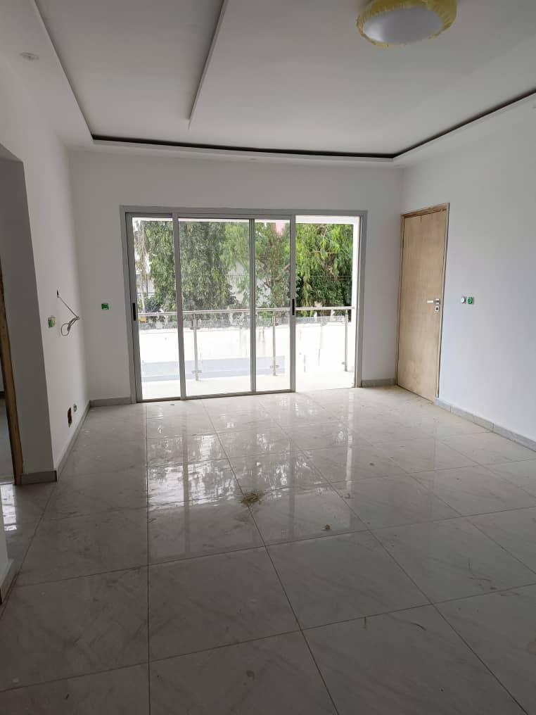 Location d'un Appartement de 4 pièce(s) à 300.000 FCFA : Grand-Bassam-Grand-Bassam (ROUTE DE BASSAM DANS LA CITE ITALIA)