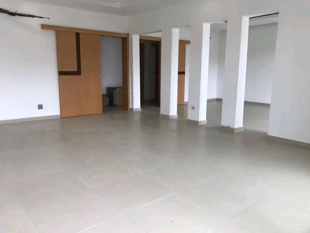 Location d'un Appartement de 4 pièce(s) à 300.000 FCFA : Grand-Bassam-Grand-Bassam (ROUTE DE BASSAM DANS LA CITE ITALIA)