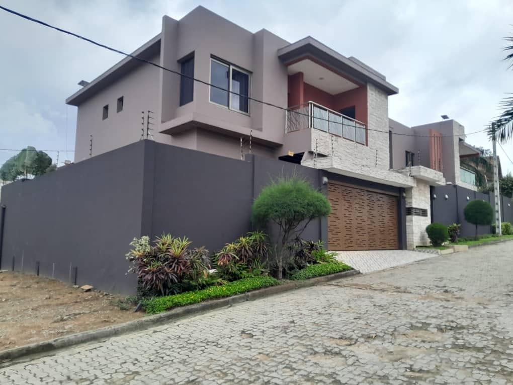 Vente d'une Maison / Villa de 7 pièce(s) à 650.000.000 FCFA : Abidjan-Cocody-Riviera (RIVIERA 4 CITE BLANCHE)