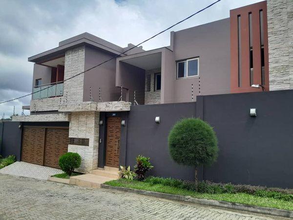 Vente d'une Maison / Villa de 7 pièce(s) à 650.000.000 FCFA : Abidjan-Cocody-Riviera (RIVIERA 4 CITE BLANCHE)